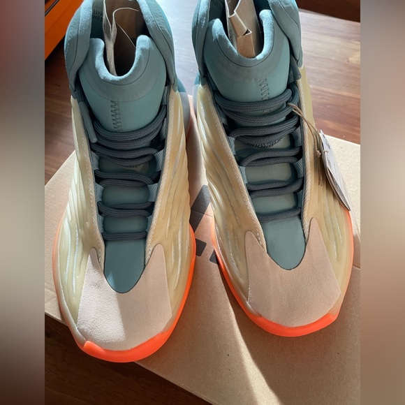 Yeezy QNTM “Hi-Res Coral”. - Picture 7 of 10